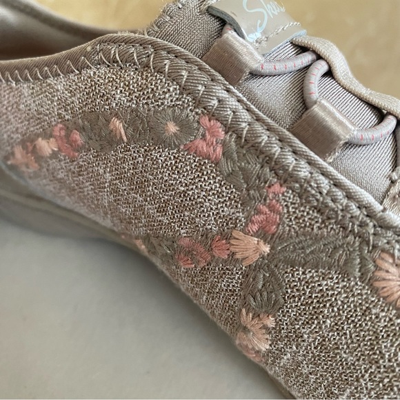 NWT - Women’s Skechers Relaxed Fit - Garden Joy - Picture 2 of 9